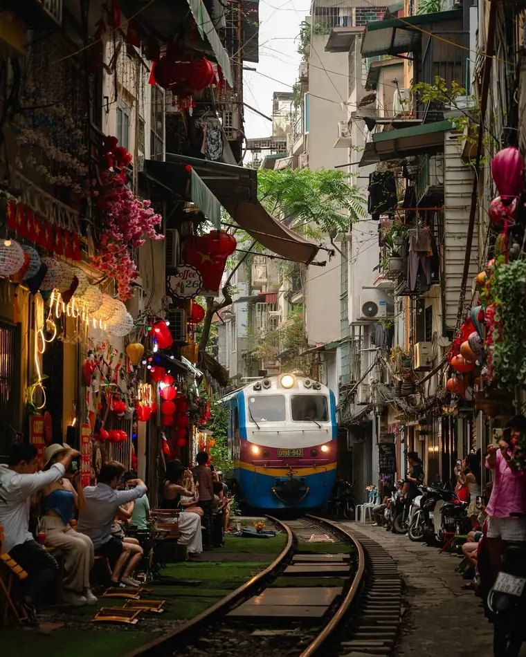 Train Street (Lê Duẩn) — Ханой, Кофе у рельсов · открыто