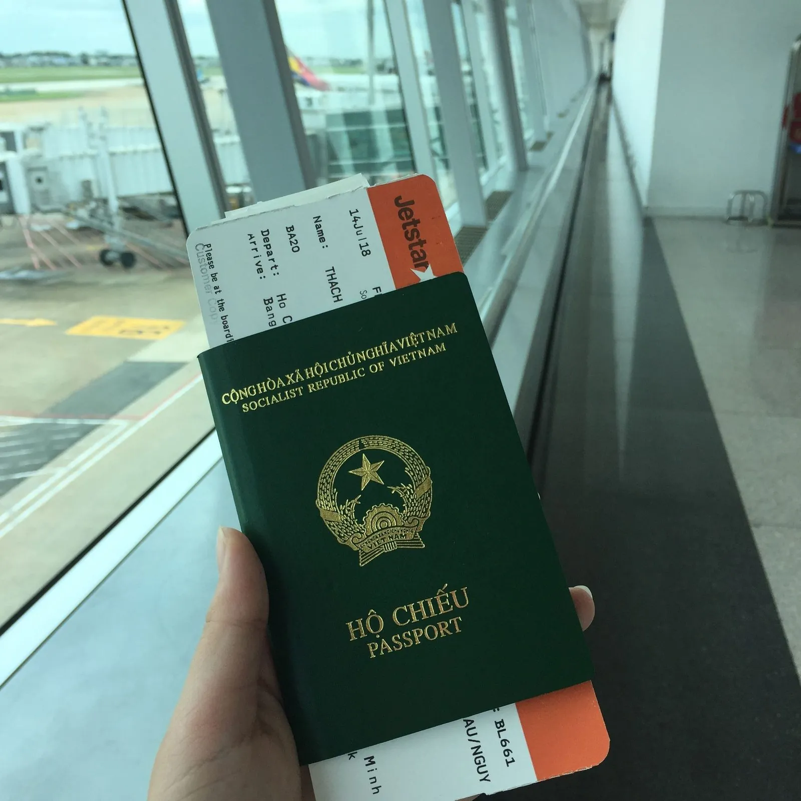 Вьетнамский паспорт с посадочным талоном в аэропорту