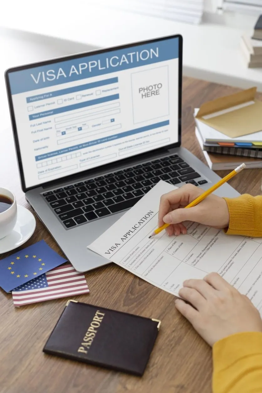 Электронная виза Вьетнама: laptop showing visa application form on screen