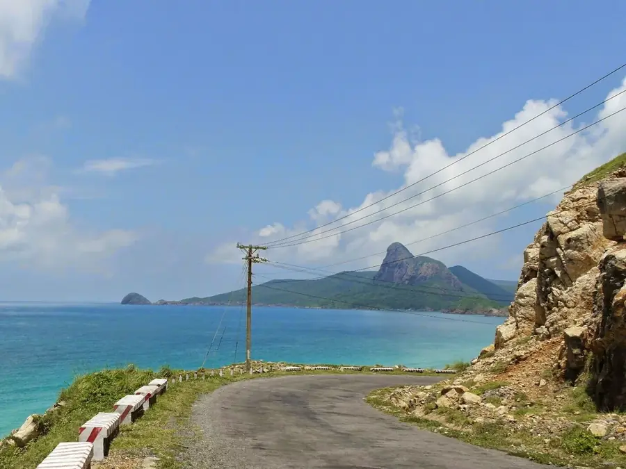 Дорога вдоль моря на острове Côn Đảo